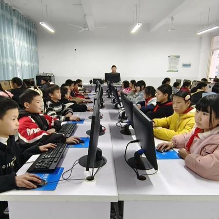 Как Sun Haiqing от Jiangsu Jutian даде възможност на образованието в родния град чрез компютърни дарения?